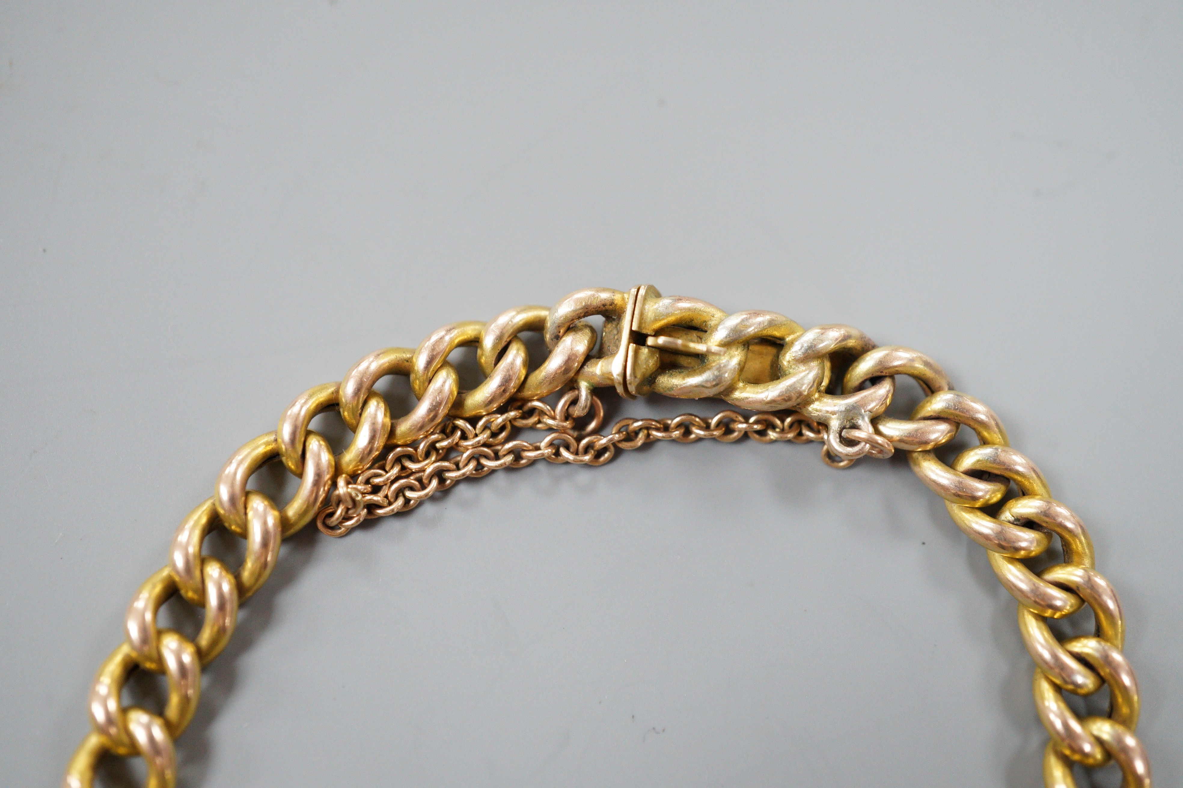 A 9ct curb link bracelet, 18cm, 7.5 grams.